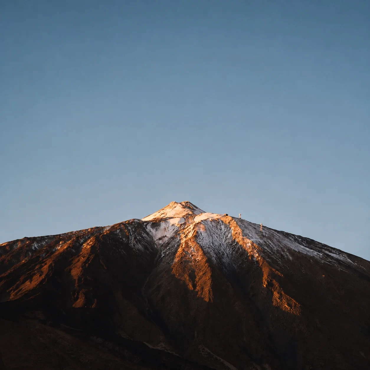Cumbre nevada del Teide al amanecer, inicio del recorrido del agua