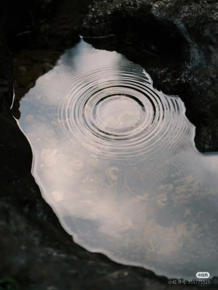 Agua sobre roca volcánica